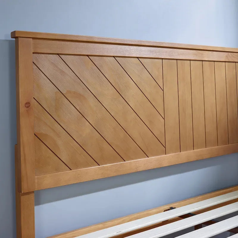 Masivní dřevěná postel s čelem, dřevěným laťovým roštem, bez nutnosti použití boxspringu